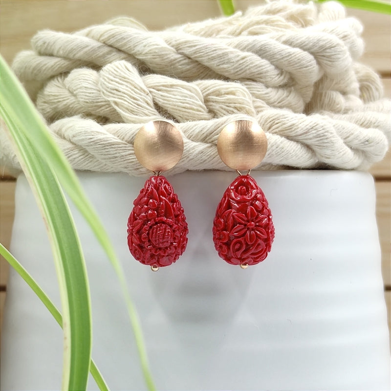 Die Lucy Tropfen-Ohrringe in rot mit zartem Blumenmuster vereinen Eleganz & Tradition. Handgefertigt in Österreich, super verträglich & perfekt fürs Dirndl oder den Alltag. Ein klassischer Trachten-Ohrring mit zeitlosem Design. Jetzt stilvoll schmücken & online bestellen! 🌸✨