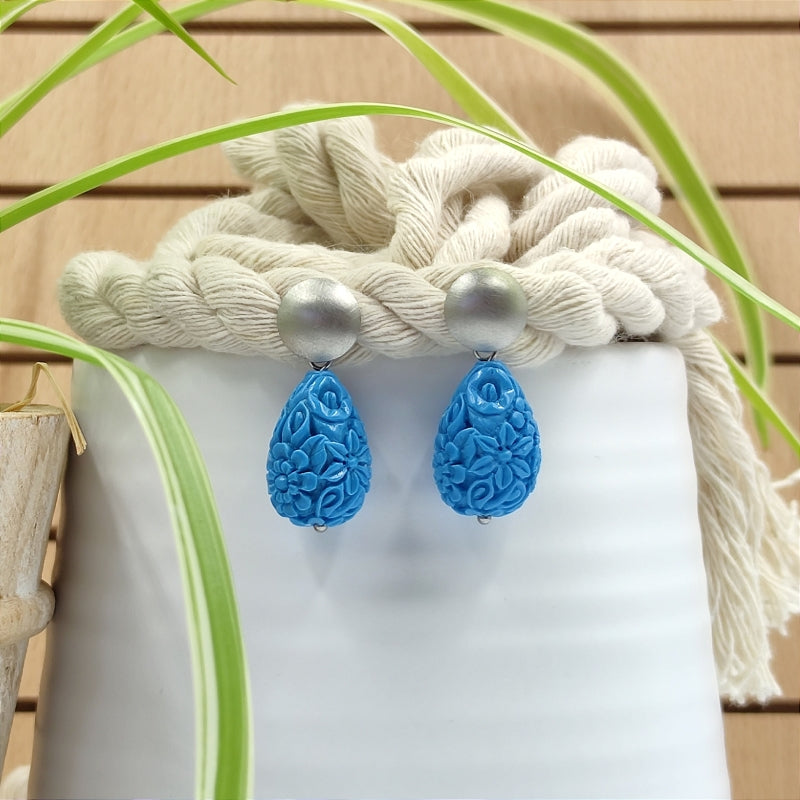 Die Lucy Tropfen-Ohrringe in türkis mit zartem Blumenmuster vereinen Eleganz & Tradition. Handgefertigt in Österreich, super verträglich & perfekt fürs Dirndl oder den Alltag. Ein klassischer Trachten-Ohrring mit zeitlosem Design. Jetzt stilvoll schmücken & online bestellen! 🌸✨