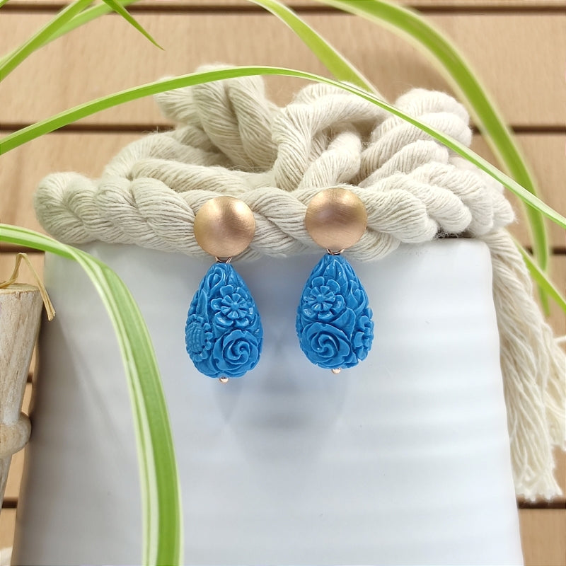 Die Lucy Tropfen-Ohrringe in türkis mit zartem Blumenmuster vereinen Eleganz & Tradition. Handgefertigt in Österreich, super verträglich & perfekt fürs Dirndl oder den Alltag. Ein klassischer Trachten-Ohrring mit zeitlosem Design. Jetzt stilvoll schmücken & online bestellen! 🌸✨