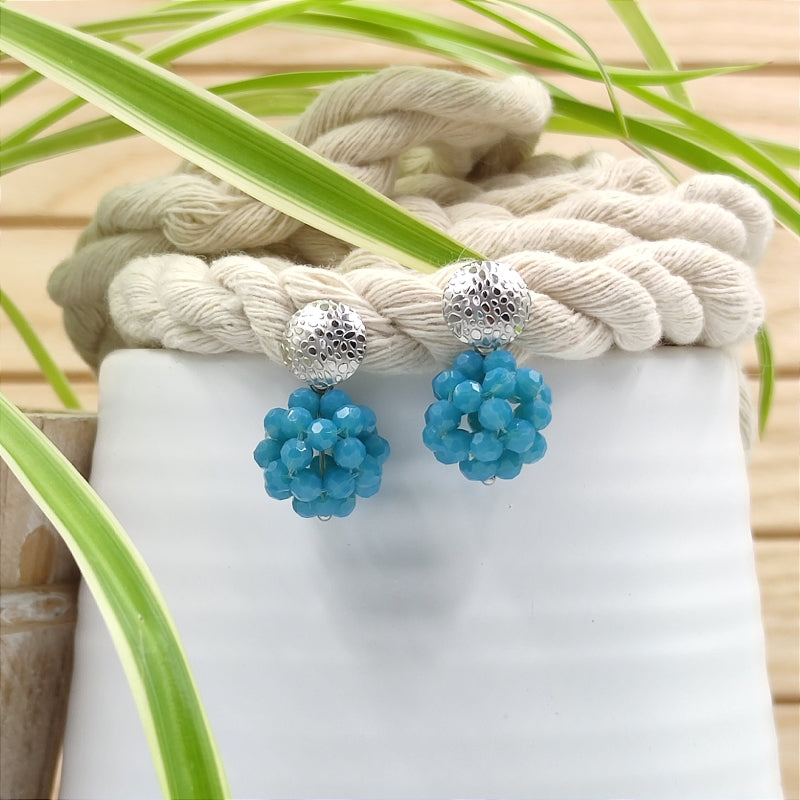 Der Ohrring „Luisa“ in Azur blau von LeFah Design begeistert mit seinem einzigartigen, beerigen Look und funkelnden Glitzereffekten. Handgefertigt in Österreich, vereint dieses federleichte Schmuckstück höchste Qualität und Liebe zum Detail.
Dank hautfreundlicher Materialien ist der Ohrring ideal für Allergiker geeignet. Perfekt zur Tracht, zum Dirndl oder als elegantes Accessoire im Alltag – „Luisa“ ergänzt jedes Outfit mit zeitloser Eleganz. Entdecken Sie den Charme österreichischer Handwerkskunst.