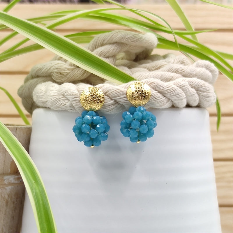 Der Ohrring „Luisa“ in Azur blau von LeFah Design begeistert mit seinem einzigartigen, beerigen Look und funkelnden Glitzereffekten. Handgefertigt in Österreich, vereint dieses federleichte Schmuckstück höchste Qualität und Liebe zum Detail.
Dank hautfreundlicher Materialien ist der Ohrring ideal für Allergiker geeignet. Perfekt zur Tracht, zum Dirndl oder als elegantes Accessoire im Alltag – „Luisa“ ergänzt jedes Outfit mit zeitloser Eleganz. Entdecken Sie den Charme österreichischer Handwerkskunst.