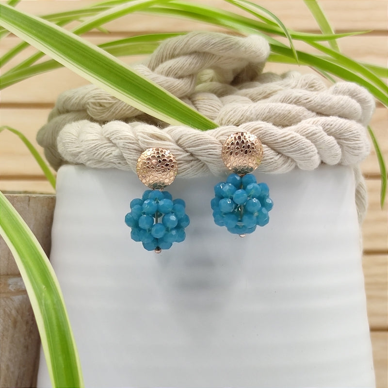 Der Ohrring „Luisa“ in Azur blau von LeFah Design begeistert mit seinem einzigartigen, beerigen Look und funkelnden Glitzereffekten. Handgefertigt in Österreich, vereint dieses federleichte Schmuckstück höchste Qualität und Liebe zum Detail.
Dank hautfreundlicher Materialien ist der Ohrring ideal für Allergiker geeignet. Perfekt zur Tracht, zum Dirndl oder als elegantes Accessoire im Alltag – „Luisa“ ergänzt jedes Outfit mit zeitloser Eleganz. Entdecken Sie den Charme österreichischer Handwerkskunst.