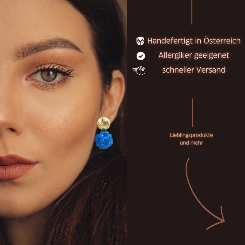 Der Ohrring „Luisa“ in Capri blue von LeFah Design begeistert mit seinem einzigartigen, beerigen Look und funkelnden Glitzereffekten. Handgefertigt in Österreich, vereint dieses federleichte Schmuckstück höchste Qualität und Liebe zum Detail.
Dank hautfreundlicher Materialien ist der Ohrring ideal für Allergiker geeignet. Perfekt zur Tracht, zum Dirndl oder als elegantes Accessoire im Alltag – „Luisa“ ergänzt jedes Outfit mit zeitloser Eleganz. Entdecken Sie den Charme österreichischer Handwerkskunst.