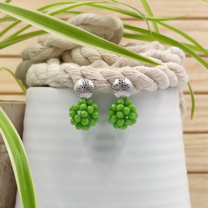 Der Ohrring „Luisa“ in Grün von LeFah Design begeistert mit seinem einzigartigen, beerigen Look und funkelnden Glitzereffekten. Handgefertigt in Österreich, vereint dieses federleichte Schmuckstück höchste Qualität und Liebe zum Detail.
Dank hautfreundlicher Materialien ist der Ohrring ideal für Allergiker geeignet. Perfekt zur Tracht, zum Dirndl oder als elegantes Accessoire im Alltag – „Luisa“ ergänzt jedes Outfit mit zeitloser Eleganz. Entdecken Sie den Charme österreichischer Handwerkskunst.