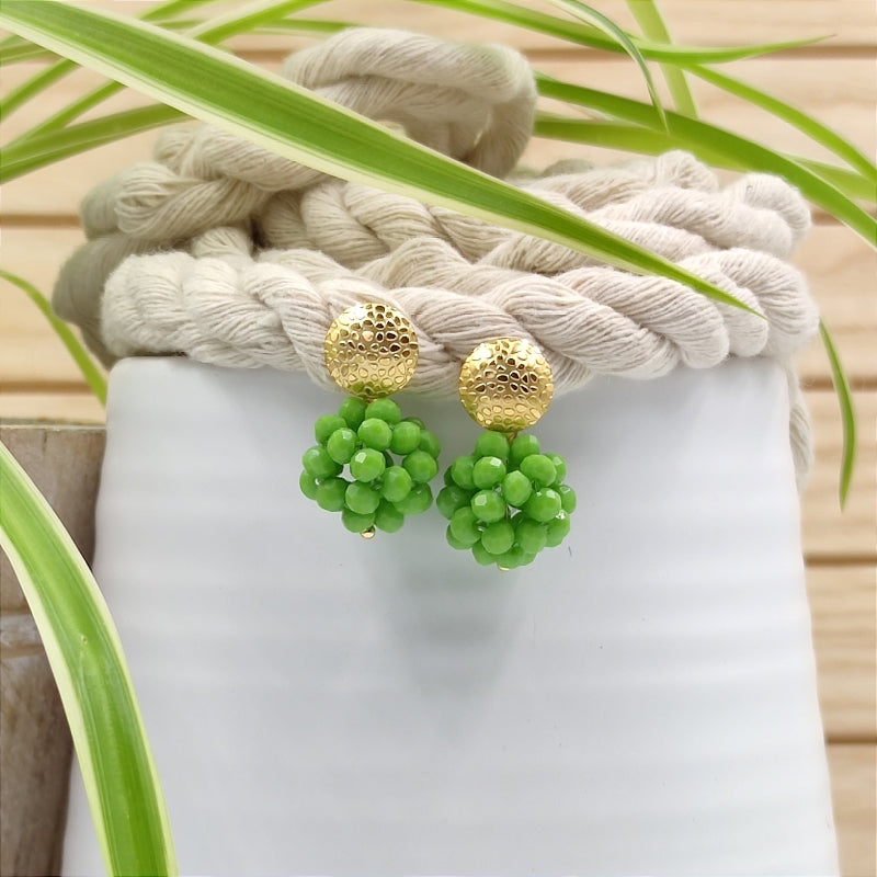 Der Ohrring „Luisa“ in Grün von LeFah Design begeistert mit seinem einzigartigen, beerigen Look und funkelnden Glitzereffekten. Handgefertigt in Österreich, vereint dieses federleichte Schmuckstück höchste Qualität und Liebe zum Detail.
Dank hautfreundlicher Materialien ist der Ohrring ideal für Allergiker geeignet. Perfekt zur Tracht, zum Dirndl oder als elegantes Accessoire im Alltag – „Luisa“ ergänzt jedes Outfit mit zeitloser Eleganz. Entdecken Sie den Charme österreichischer Handwerkskunst.