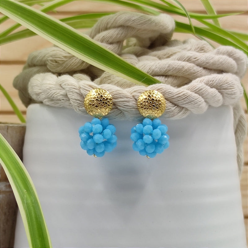 Der Ohrring „Luisa“ in hell blau von LeFah Design begeistert mit seinem einzigartigen, beerigen Look und funkelnden Glitzereffekten. Handgefertigt in Österreich, vereint dieses federleichte Schmuckstück höchste Qualität und Liebe zum Detail.
Dank hautfreundlicher Materialien ist der Ohrring ideal für Allergiker geeignet. Perfekt zur Tracht, zum Dirndl oder als elegantes Accessoire im Alltag – „Luisa“ ergänzt jedes Outfit mit zeitloser Eleganz. Entdecken Sie den Charme österreichischer Handwerkskunst.