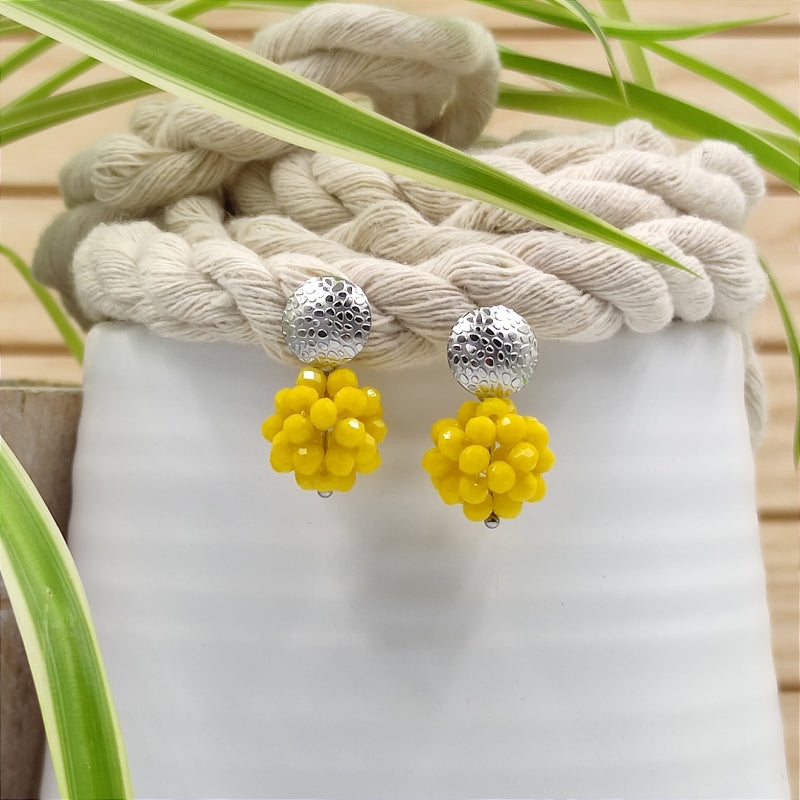 Der Ohrring „Luisa“ in gelb von LeFah Design begeistert mit seinem einzigartigen, beerigen Look und funkelnden Glitzereffekten. Handgefertigt in Österreich, vereint dieses federleichte Schmuckstück höchste Qualität und Liebe zum Detail.
Dank hautfreundlicher Materialien ist der Ohrring ideal für Allergiker geeignet. Perfekt zur Tracht, zum Dirndl oder als elegantes Accessoire im Alltag – „Luisa“ ergänzt jedes Outfit mit zeitloser Eleganz. Entdecken Sie den Charme österreichischer Handwerkskunst.