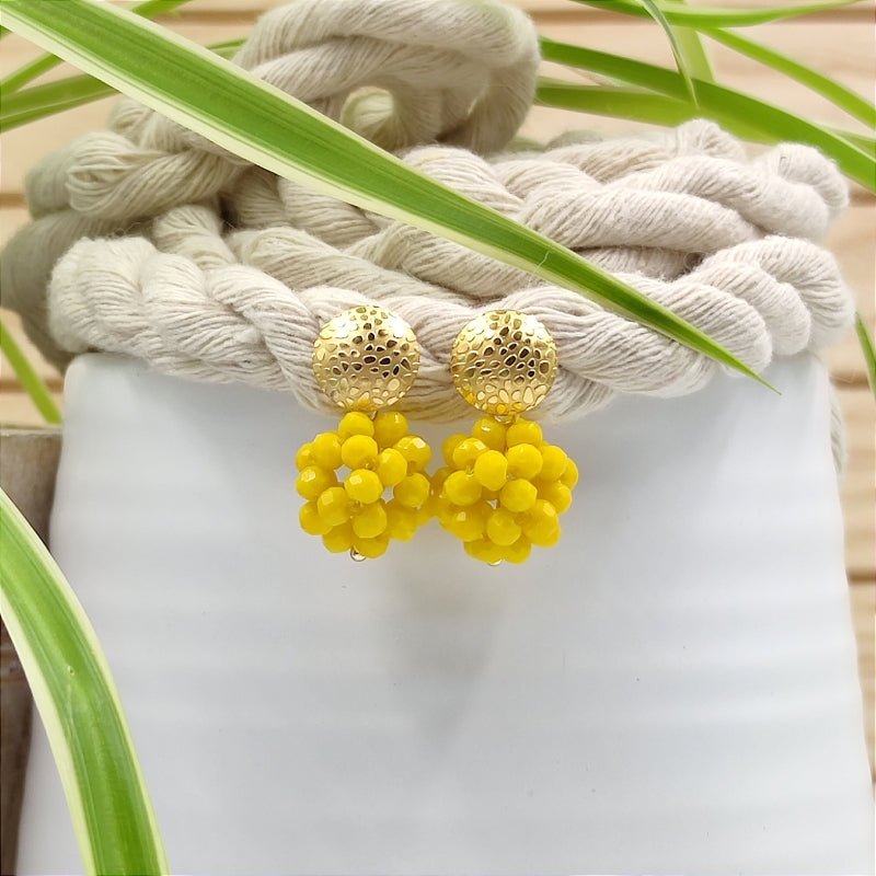Der Ohrring „Luisa“ in gelb von LeFah Design begeistert mit seinem einzigartigen, beerigen Look und funkelnden Glitzereffekten. Handgefertigt in Österreich, vereint dieses federleichte Schmuckstück höchste Qualität und Liebe zum Detail.
Dank hautfreundlicher Materialien ist der Ohrring ideal für Allergiker geeignet. Perfekt zur Tracht, zum Dirndl oder als elegantes Accessoire im Alltag – „Luisa“ ergänzt jedes Outfit mit zeitloser Eleganz. Entdecken Sie den Charme österreichischer Handwerkskunst.