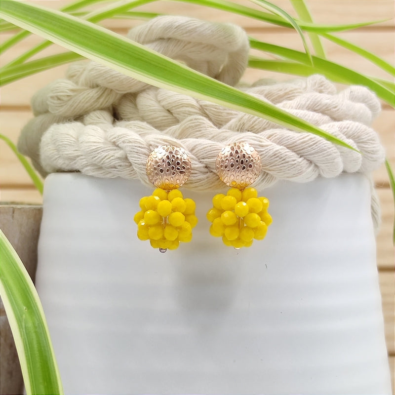 Der Ohrring „Luisa“ in gelb von LeFah Design begeistert mit seinem einzigartigen, beerigen Look und funkelnden Glitzereffekten. Handgefertigt in Österreich, vereint dieses federleichte Schmuckstück höchste Qualität und Liebe zum Detail.
Dank hautfreundlicher Materialien ist der Ohrring ideal für Allergiker geeignet. Perfekt zur Tracht, zum Dirndl oder als elegantes Accessoire im Alltag – „Luisa“ ergänzt jedes Outfit mit zeitloser Eleganz. Entdecken Sie den Charme österreichischer Handwerkskunst.