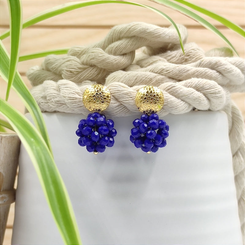 Der Ohrring „Luisa“ in blau von LeFah Design begeistert mit seinem einzigartigen, beerigen Look und funkelnden Glitzereffekten. Handgefertigt in Österreich, vereint dieses federleichte Schmuckstück höchste Qualität und Liebe zum Detail.
Dank hautfreundlicher Materialien ist der Ohrring ideal für Allergiker geeignet. Perfekt zur Tracht, zum Dirndl oder als elegantes Accessoire im Alltag – „Luisa“ ergänzt jedes Outfit mit zeitloser Eleganz. Entdecken Sie den Charme österreichischer Handwerkskunst.