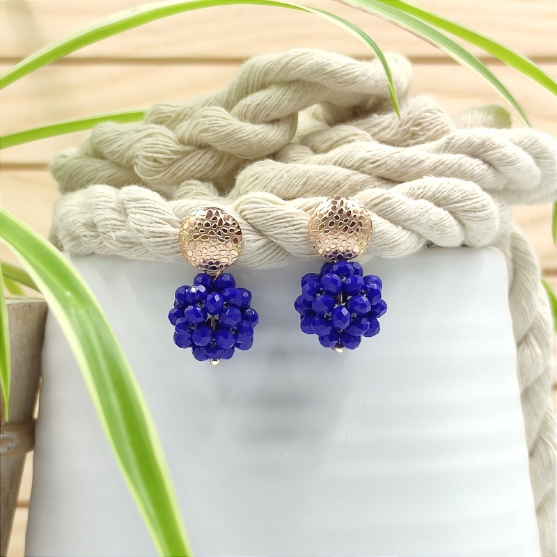 Der Ohrring „Luisa“ in blau von LeFah Design begeistert mit seinem einzigartigen, beerigen Look und funkelnden Glitzereffekten. Handgefertigt in Österreich, vereint dieses federleichte Schmuckstück höchste Qualität und Liebe zum Detail.
Dank hautfreundlicher Materialien ist der Ohrring ideal für Allergiker geeignet. Perfekt zur Tracht, zum Dirndl oder als elegantes Accessoire im Alltag – „Luisa“ ergänzt jedes Outfit mit zeitloser Eleganz. Entdecken Sie den Charme österreichischer Handwerkskunst.