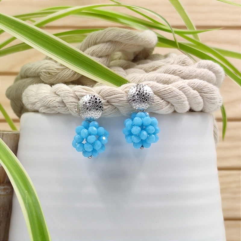 Der Ohrring „Luisa“ in hell blau von LeFah Design begeistert mit seinem einzigartigen, beerigen Look und funkelnden Glitzereffekten. Handgefertigt in Österreich, vereint dieses federleichte Schmuckstück höchste Qualität und Liebe zum Detail.
Dank hautfreundlicher Materialien ist der Ohrring ideal für Allergiker geeignet. Perfekt zur Tracht, zum Dirndl oder als elegantes Accessoire im Alltag – „Luisa“ ergänzt jedes Outfit mit zeitloser Eleganz. Entdecken Sie den Charme österreichischer Handwerkskunst.