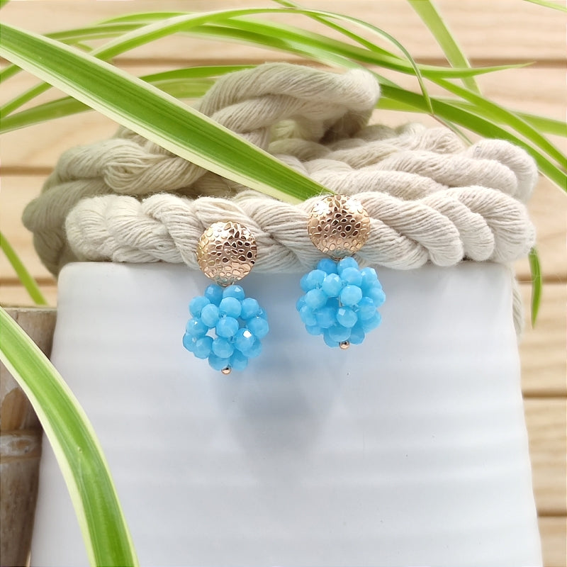 Der Ohrring „Luisa“ in hell blau von LeFah Design begeistert mit seinem einzigartigen, beerigen Look und funkelnden Glitzereffekten. Handgefertigt in Österreich, vereint dieses federleichte Schmuckstück höchste Qualität und Liebe zum Detail.
Dank hautfreundlicher Materialien ist der Ohrring ideal für Allergiker geeignet. Perfekt zur Tracht, zum Dirndl oder als elegantes Accessoire im Alltag – „Luisa“ ergänzt jedes Outfit mit zeitloser Eleganz. Entdecken Sie den Charme österreichischer Handwerkskunst.
