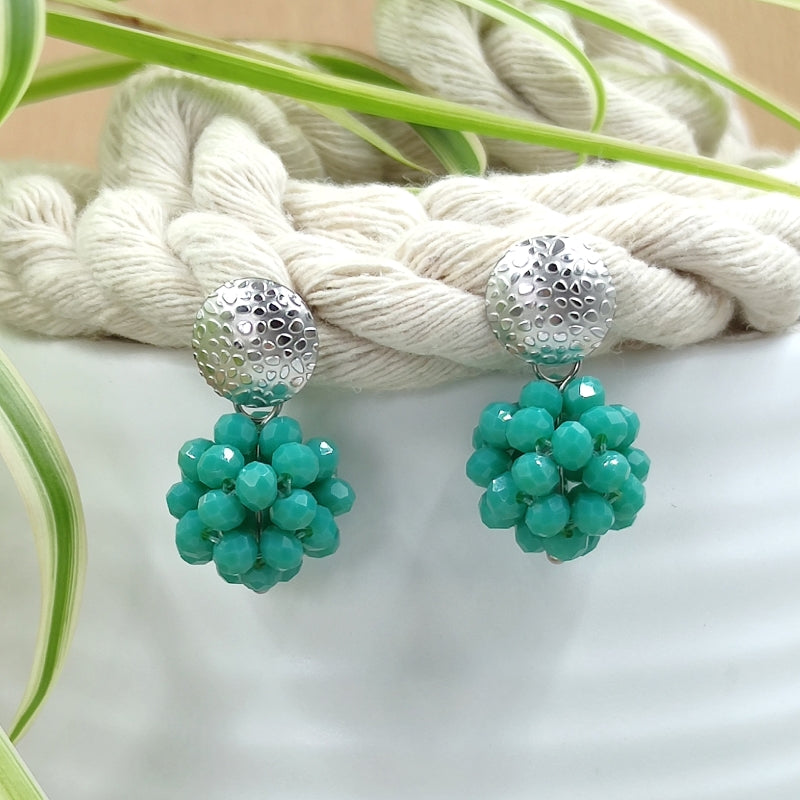 Der Ohrring „Luisa“ in mint von LeFah Design begeistert mit seinem einzigartigen, beerigen Look und funkelnden Glitzereffekten. Handgefertigt in Österreich, vereint dieses federleichte Schmuckstück höchste Qualität und Liebe zum Detail.
Dank hautfreundlicher Materialien ist der Ohrring ideal für Allergiker geeignet. Perfekt zur Tracht, zum Dirndl oder als elegantes Accessoire im Alltag – „Luisa“ ergänzt jedes Outfit mit zeitloser Eleganz. Entdecken Sie den Charme österreichischer Handwerkskunst.