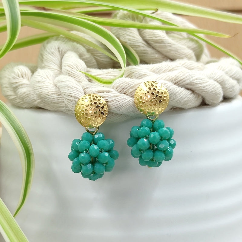 Der Ohrring „Luisa“ in mint von LeFah Design begeistert mit seinem einzigartigen, beerigen Look und funkelnden Glitzereffekten. Handgefertigt in Österreich, vereint dieses federleichte Schmuckstück höchste Qualität und Liebe zum Detail.
Dank hautfreundlicher Materialien ist der Ohrring ideal für Allergiker geeignet. Perfekt zur Tracht, zum Dirndl oder als elegantes Accessoire im Alltag – „Luisa“ ergänzt jedes Outfit mit zeitloser Eleganz. Entdecken Sie den Charme österreichischer Handwerkskunst.