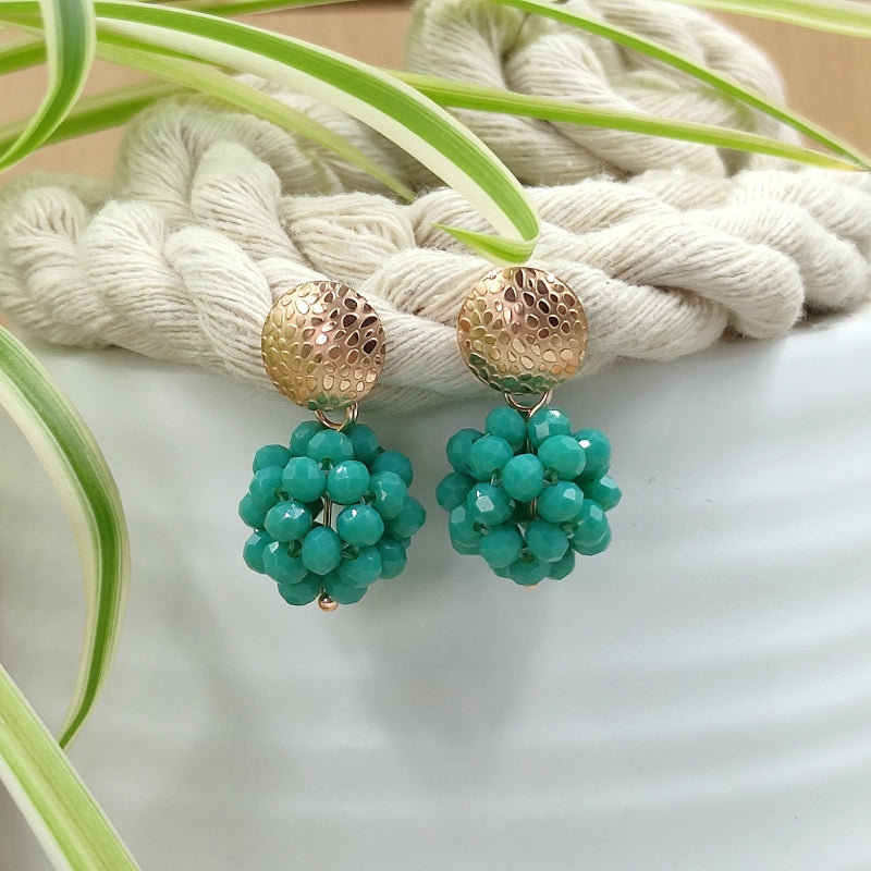 Der Ohrring „Luisa“ in mint von LeFah Design begeistert mit seinem einzigartigen, beerigen Look und funkelnden Glitzereffekten. Handgefertigt in Österreich, vereint dieses federleichte Schmuckstück höchste Qualität und Liebe zum Detail.
Dank hautfreundlicher Materialien ist der Ohrring ideal für Allergiker geeignet. Perfekt zur Tracht, zum Dirndl oder als elegantes Accessoire im Alltag – „Luisa“ ergänzt jedes Outfit mit zeitloser Eleganz. Entdecken Sie den Charme österreichischer Handwerkskunst.