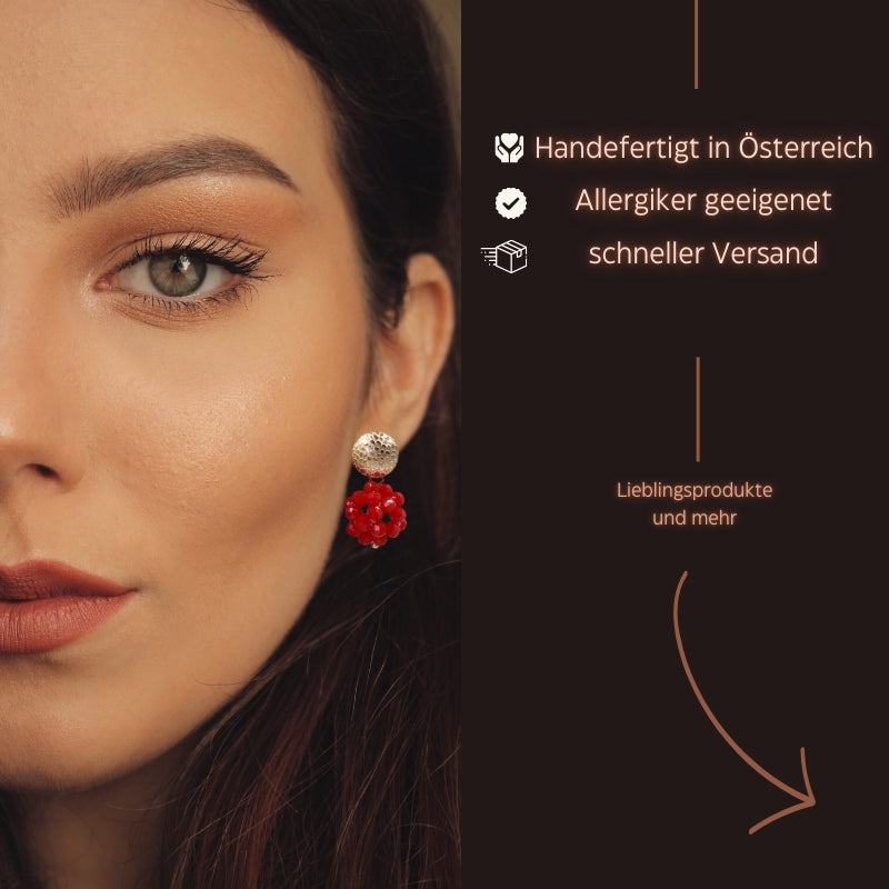 Der Ohrring „Luisa“ in rot von LeFah Design begeistert mit seinem einzigartigen, beerigen Look und funkelnden Glitzereffekten. Handgefertigt in Österreich, vereint dieses federleichte Schmuckstück höchste Qualität und Liebe zum Detail.
Dank hautfreundlicher Materialien ist der Ohrring ideal für Allergiker geeignet. Perfekt zur Tracht, zum Dirndl oder als elegantes Accessoire im Alltag – „Luisa“ ergänzt jedes Outfit mit zeitloser Eleganz. Entdecken Sie den Charme österreichischer Handwerkskunst.