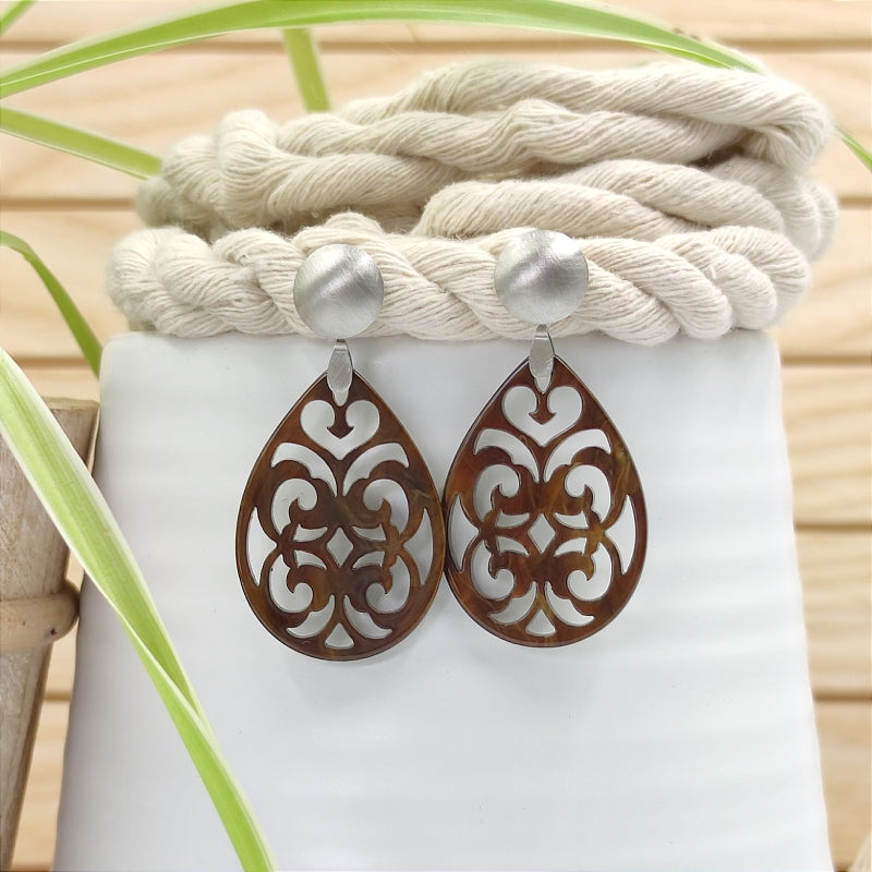 Der Ohrring Marie von LeFah Design ist der perfekte Trachtenschmuck in edlem Braun. Federleicht, angenehm zu tragen und gut verträglich – ideal für empfindliche Haut. Ob Alltag oder Festtag, dieser Schmuck verbindet Tradition mit modernem Stil. Handgefertigt in Österreich, mit sicherer Zahlung und schnellem Versand – ein Accessoire, das Trachtenmode vollendet!