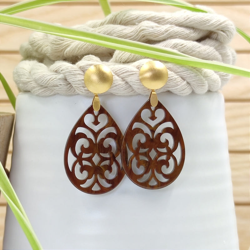 Der Ohrring Marie von LeFah Design ist der perfekte Trachtenschmuck in edlem Braun. Federleicht, angenehm zu tragen und gut verträglich – ideal für empfindliche Haut. Ob Alltag oder Festtag, dieser Schmuck verbindet Tradition mit modernem Stil. Handgefertigt in Österreich, mit sicherer Zahlung und schnellem Versand – ein Accessoire, das Trachtenmode vollendet!