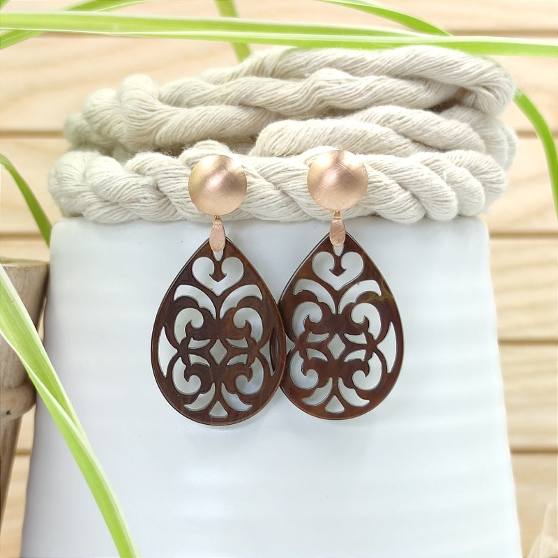 Der Ohrring Marie von LeFah Design ist der perfekte Trachtenschmuck in edlem Braun. Federleicht, angenehm zu tragen und gut verträglich – ideal für empfindliche Haut. Ob Alltag oder Festtag, dieser Schmuck verbindet Tradition mit modernem Stil. Handgefertigt in Österreich, mit sicherer Zahlung und schnellem Versand – ein Accessoire, das Trachtenmode vollendet!