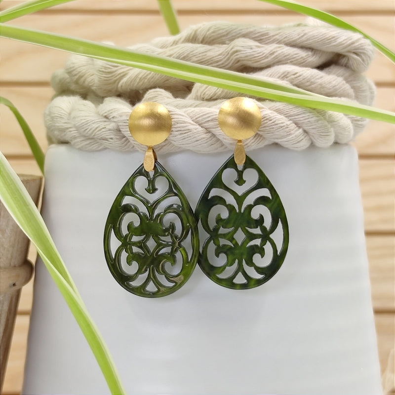 Der Ohrring Marie von LeFah Design ist der perfekte Trachtenschmuck in edlem grün. Federleicht, angenehm zu tragen und gut verträglich – ideal für empfindliche Haut. Ob Alltag oder Festtag, dieser Schmuck verbindet Tradition mit modernem Stil. Handgefertigt in Österreich, mit sicherer Zahlung und schnellem Versand – ein Accessoire, das Trachtenmode vollendet!