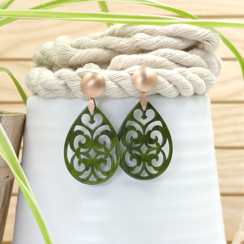 Der Ohrring Marie von LeFah Design ist der perfekte Trachtenschmuck in edlem grün. Federleicht, angenehm zu tragen und gut verträglich – ideal für empfindliche Haut. Ob Alltag oder Festtag, dieser Schmuck verbindet Tradition mit modernem Stil. Handgefertigt in Österreich, mit sicherer Zahlung und schnellem Versand – ein Accessoire, das Trachtenmode vollendet!