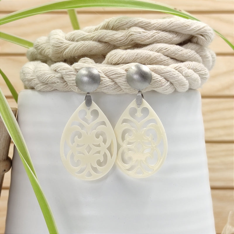 Der Ohrring Marie von LeFah Design ist der perfekte Trachtenschmuck in edlem Elfenbein - creme . Federleicht, angenehm zu tragen und gut verträglich – ideal für empfindliche Haut. Ob Alltag oder Festtag, dieser Schmuck verbindet Tradition mit modernem Stil. Handgefertigt in Österreich, mit sicherer Zahlung und schnellem Versand – ein Accessoire, das Trachtenmode vollendet!