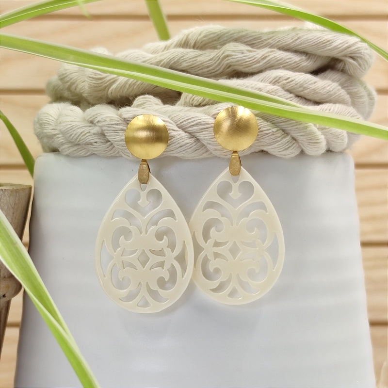 Der Ohrring Marie von LeFah Design ist der perfekte Trachtenschmuck in edlem Elfenbein - creme . Federleicht, angenehm zu tragen und gut verträglich – ideal für empfindliche Haut. Ob Alltag oder Festtag, dieser Schmuck verbindet Tradition mit modernem Stil. Handgefertigt in Österreich, mit sicherer Zahlung und schnellem Versand – ein Accessoire, das Trachtenmode vollendet!