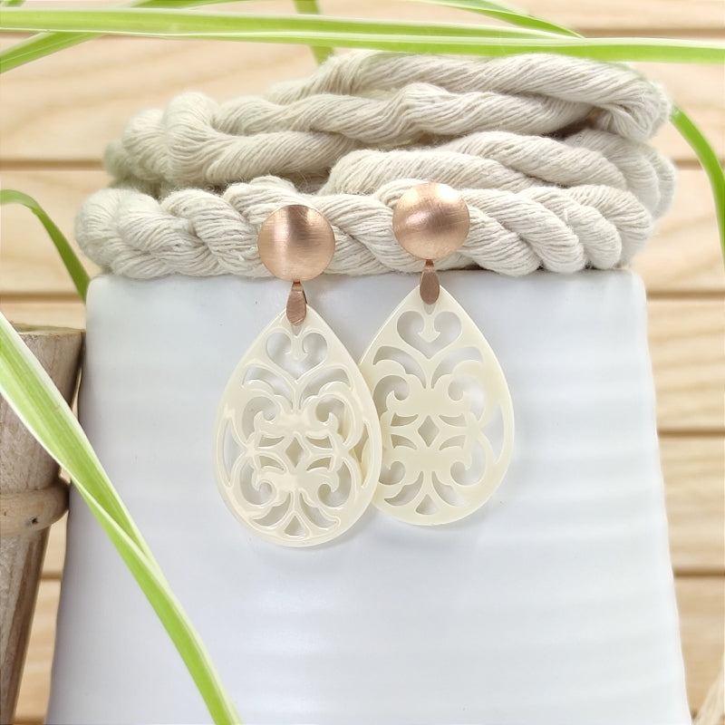Der Ohrring Marie von LeFah Design ist der perfekte Trachtenschmuck in edlem Elfenbein - creme . Federleicht, angenehm zu tragen und gut verträglich – ideal für empfindliche Haut. Ob Alltag oder Festtag, dieser Schmuck verbindet Tradition mit modernem Stil. Handgefertigt in Österreich, mit sicherer Zahlung und schnellem Versand – ein Accessoire, das Trachtenmode vollendet!