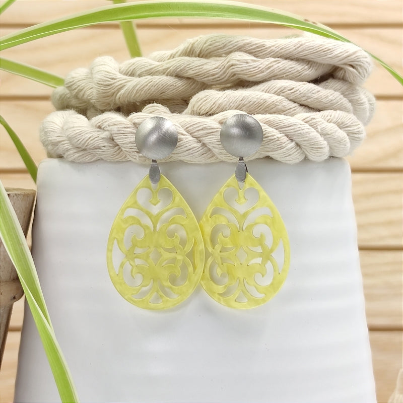 Der Ohrring Marie von LeFah Design ist der perfekte Trachtenschmuck in edlem gelb . Federleicht, angenehm zu tragen und gut verträglich – ideal für empfindliche Haut. Ob Alltag oder Festtag, dieser Schmuck verbindet Tradition mit modernem Stil. Handgefertigt in Österreich, mit sicherer Zahlung und schnellem Versand – ein Accessoire, das Trachtenmode vollendet!