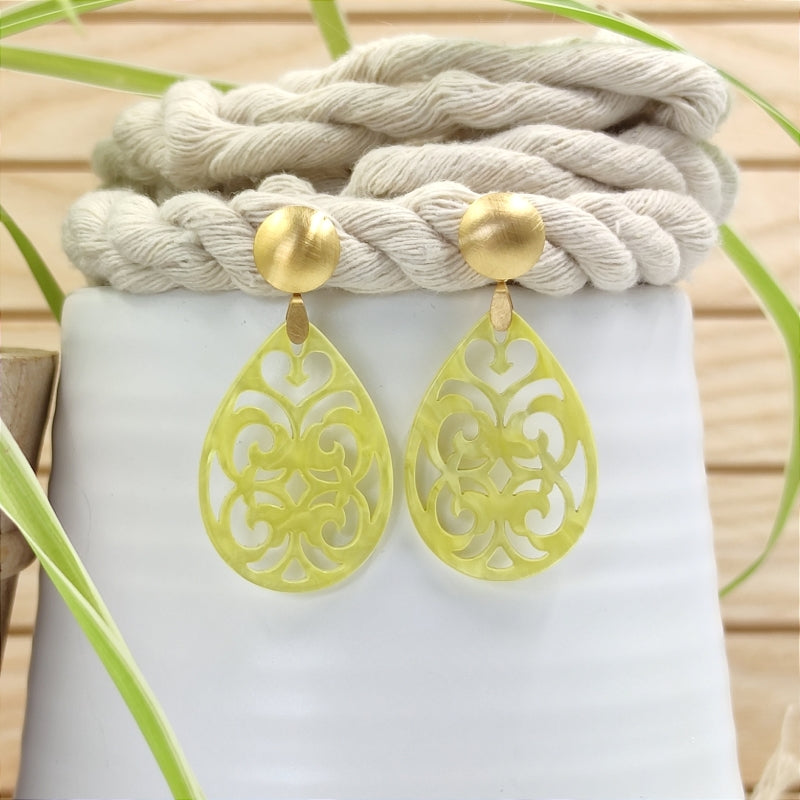 Der Ohrring Marie von LeFah Design ist der perfekte Trachtenschmuck in edlem gelb . Federleicht, angenehm zu tragen und gut verträglich – ideal für empfindliche Haut. Ob Alltag oder Festtag, dieser Schmuck verbindet Tradition mit modernem Stil. Handgefertigt in Österreich, mit sicherer Zahlung und schnellem Versand – ein Accessoire, das Trachtenmode vollendet!