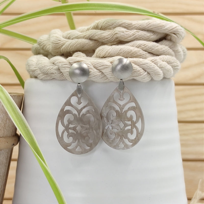 Der Ohrring Marie von LeFah Design ist der perfekte Trachtenschmuck in edlem hell grau . Federleicht, angenehm zu tragen und gut verträglich – ideal für empfindliche Haut. Ob Alltag oder Festtag, dieser Schmuck verbindet Tradition mit modernem Stil. Handgefertigt in Österreich, mit sicherer Zahlung und schnellem Versand – ein Accessoire, das Trachtenmode vollendet!