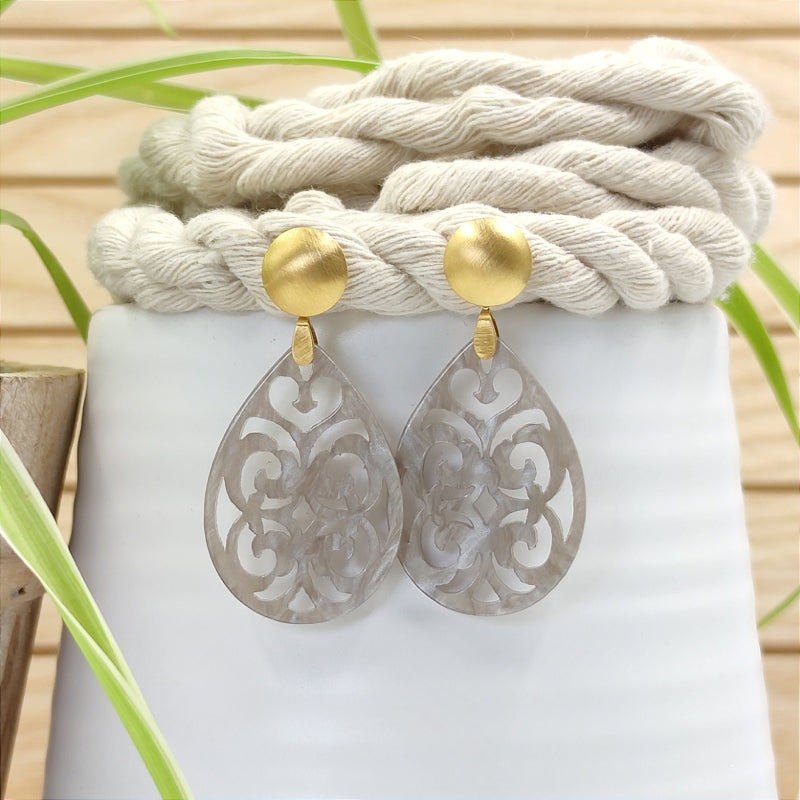 Der Ohrring Marie von LeFah Design ist der perfekte Trachtenschmuck in edlem hell grau . Federleicht, angenehm zu tragen und gut verträglich – ideal für empfindliche Haut. Ob Alltag oder Festtag, dieser Schmuck verbindet Tradition mit modernem Stil. Handgefertigt in Österreich, mit sicherer Zahlung und schnellem Versand – ein Accessoire, das Trachtenmode vollendet!