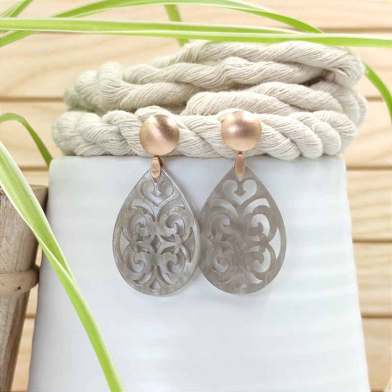Der Ohrring Marie von LeFah Design ist der perfekte Trachtenschmuck in edlem hell grau . Federleicht, angenehm zu tragen und gut verträglich – ideal für empfindliche Haut. Ob Alltag oder Festtag, dieser Schmuck verbindet Tradition mit modernem Stil. Handgefertigt in Österreich, mit sicherer Zahlung und schnellem Versand – ein Accessoire, das Trachtenmode vollendet!