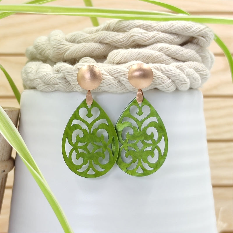 Der Ohrring Marie von LeFah Design ist der perfekte Trachtenschmuck in edlem grün . Federleicht, angenehm zu tragen und gut verträglich – ideal für empfindliche Haut. Ob Alltag oder Festtag, dieser Schmuck verbindet Tradition mit modernem Stil. Handgefertigt in Österreich, mit sicherer Zahlung und schnellem Versand – ein Accessoire, das Trachtenmode vollendet!
