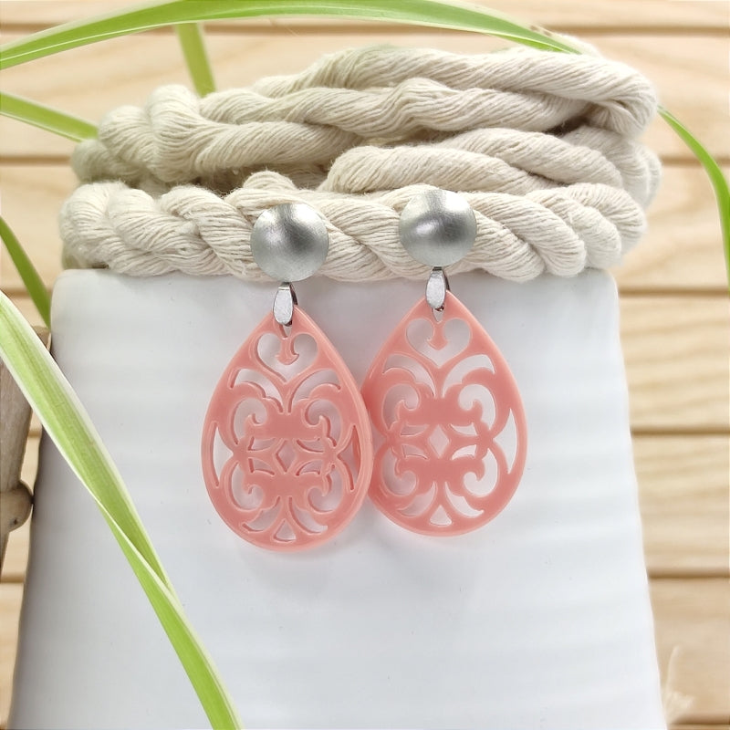 Der Ohrring Marie von LeFah Design ist der perfekte Trachtenschmuck in edlem lachs. Federleicht, angenehm zu tragen und gut verträglich – ideal für empfindliche Haut. Ob Alltag oder Festtag, dieser Schmuck verbindet Tradition mit modernem Stil. Handgefertigt in Österreich, mit sicherer Zahlung und schnellem Versand – ein Accessoire, das Trachtenmode vollendet!