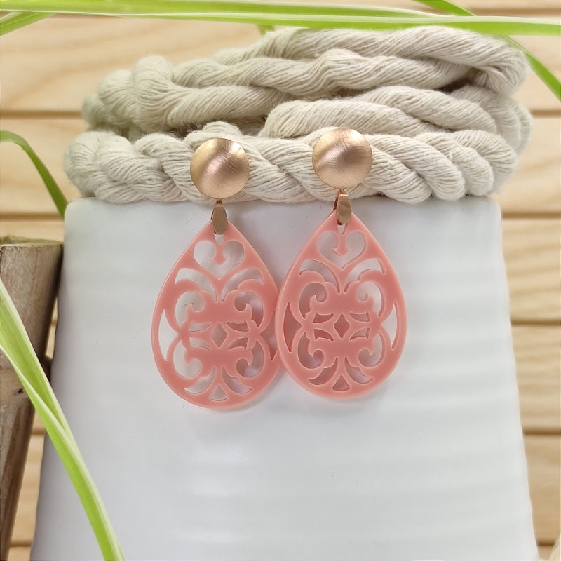 Der Ohrring Marie von LeFah Design ist der perfekte Trachtenschmuck in edlem lachs. Federleicht, angenehm zu tragen und gut verträglich – ideal für empfindliche Haut. Ob Alltag oder Festtag, dieser Schmuck verbindet Tradition mit modernem Stil. Handgefertigt in Österreich, mit sicherer Zahlung und schnellem Versand – ein Accessoire, das Trachtenmode vollendet!