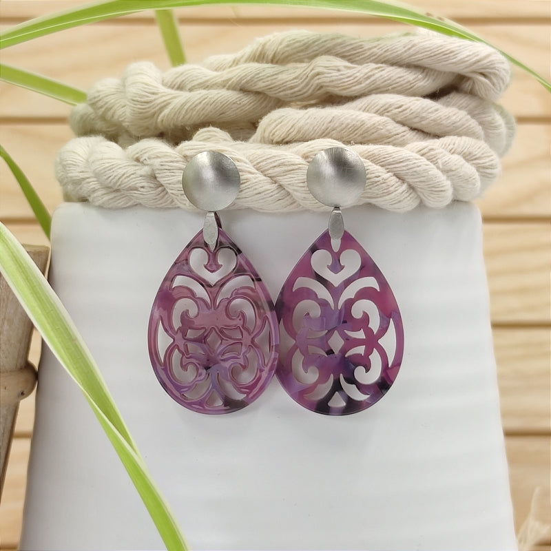 Der Ohrring Marie von LeFah Design ist der perfekte Trachtenschmuck in edlem lila. Federleicht, angenehm zu tragen und gut verträglich – ideal für empfindliche Haut. Ob Alltag oder Festtag, dieser Schmuck verbindet Tradition mit modernem Stil. Handgefertigt in Österreich, mit sicherer Zahlung und schnellem Versand – ein Accessoire, das Trachtenmode vollendet!