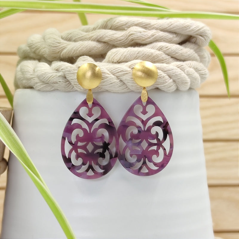 Der Ohrring Marie von LeFah Design ist der perfekte Trachtenschmuck in edlem lila. Federleicht, angenehm zu tragen und gut verträglich – ideal für empfindliche Haut. Ob Alltag oder Festtag, dieser Schmuck verbindet Tradition mit modernem Stil. Handgefertigt in Österreich, mit sicherer Zahlung und schnellem Versand – ein Accessoire, das Trachtenmode vollendet!