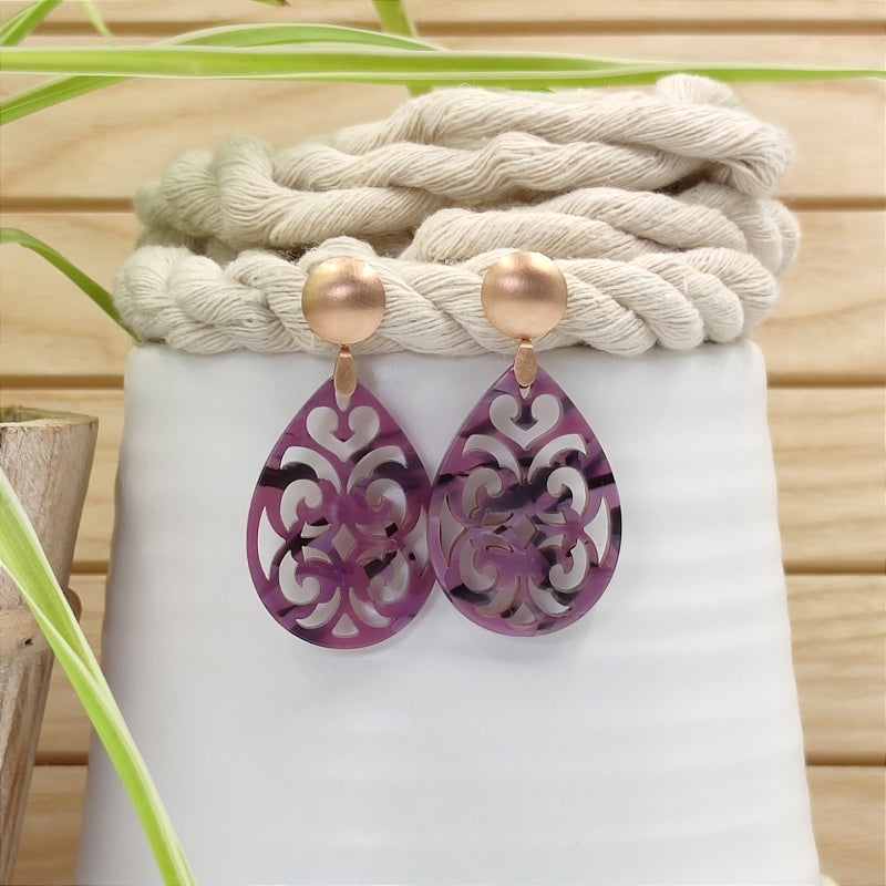 Der Ohrring Marie von LeFah Design ist der perfekte Trachtenschmuck in edlem lila. Federleicht, angenehm zu tragen und gut verträglich – ideal für empfindliche Haut. Ob Alltag oder Festtag, dieser Schmuck verbindet Tradition mit modernem Stil. Handgefertigt in Österreich, mit sicherer Zahlung und schnellem Versand – ein Accessoire, das Trachtenmode vollendet!