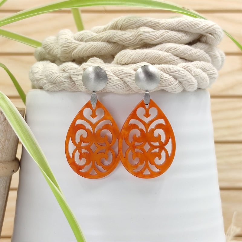 Der Ohrring Marie von LeFah Design ist der perfekte Trachtenschmuck in edlem orange. Federleicht, angenehm zu tragen und gut verträglich – ideal für empfindliche Haut. Ob Alltag oder Festtag, dieser Schmuck verbindet Tradition mit modernem Stil. Handgefertigt in Österreich, mit sicherer Zahlung und schnellem Versand – ein Accessoire, das Trachtenmode vollendet!
