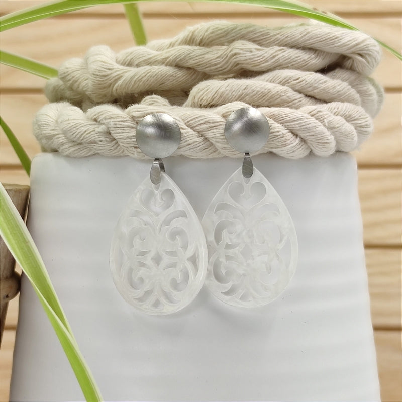 Der Ohrring Marie von LeFah Design ist der perfekte Trachtenschmuck in edlem Perlmutt - weiß. Federleicht, angenehm zu tragen und gut verträglich – ideal für empfindliche Haut. Ob Alltag oder Festtag, dieser Schmuck verbindet Tradition mit modernem Stil. Handgefertigt in Österreich, mit sicherer Zahlung und schnellem Versand – ein Accessoire, das Trachtenmode vollendet!