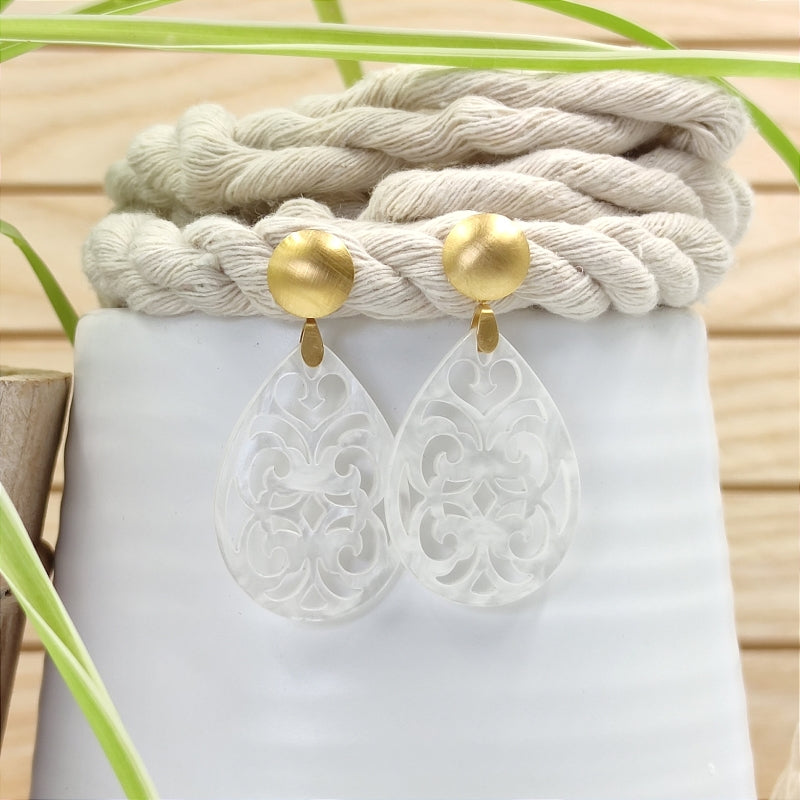 Der Ohrring Marie von LeFah Design ist der perfekte Trachtenschmuck in edlem Perlmutt - weiß. Federleicht, angenehm zu tragen und gut verträglich – ideal für empfindliche Haut. Ob Alltag oder Festtag, dieser Schmuck verbindet Tradition mit modernem Stil. Handgefertigt in Österreich, mit sicherer Zahlung und schnellem Versand – ein Accessoire, das Trachtenmode vollendet!