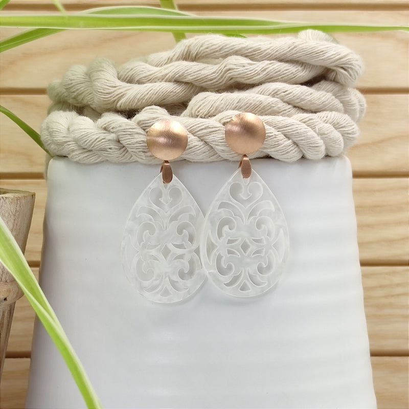 Der Ohrring Marie von LeFah Design ist der perfekte Trachtenschmuck in edlem Perlmutt - weiß. Federleicht, angenehm zu tragen und gut verträglich – ideal für empfindliche Haut. Ob Alltag oder Festtag, dieser Schmuck verbindet Tradition mit modernem Stil. Handgefertigt in Österreich, mit sicherer Zahlung und schnellem Versand – ein Accessoire, das Trachtenmode vollendet!