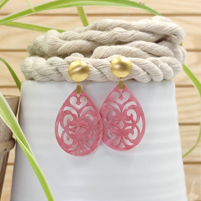 Der Ohrring Marie von LeFah Design ist der perfekte Trachtenschmuck in edlem raosa - pink. Federleicht, angenehm zu tragen und gut verträglich – ideal für empfindliche Haut. Ob Alltag oder Festtag, dieser Schmuck verbindet Tradition mit modernem Stil. Handgefertigt in Österreich, mit sicherer Zahlung und schnellem Versand – ein Accessoire, das Trachtenmode vollendet!
