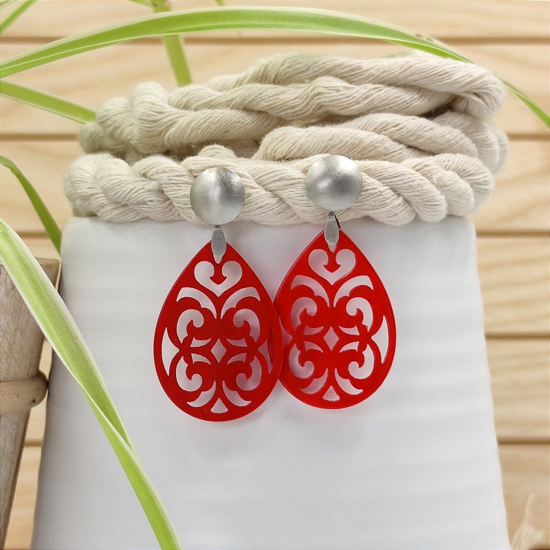 Der Ohrring Marie von LeFah Design ist der perfekte Trachtenschmuck in edlem rot. Federleicht, angenehm zu tragen und gut verträglich – ideal für empfindliche Haut. Ob Alltag oder Festtag, dieser Schmuck verbindet Tradition mit modernem Stil. Handgefertigt in Österreich, mit sicherer Zahlung und schnellem Versand – ein Accessoire, das Trachtenmode vollendet!