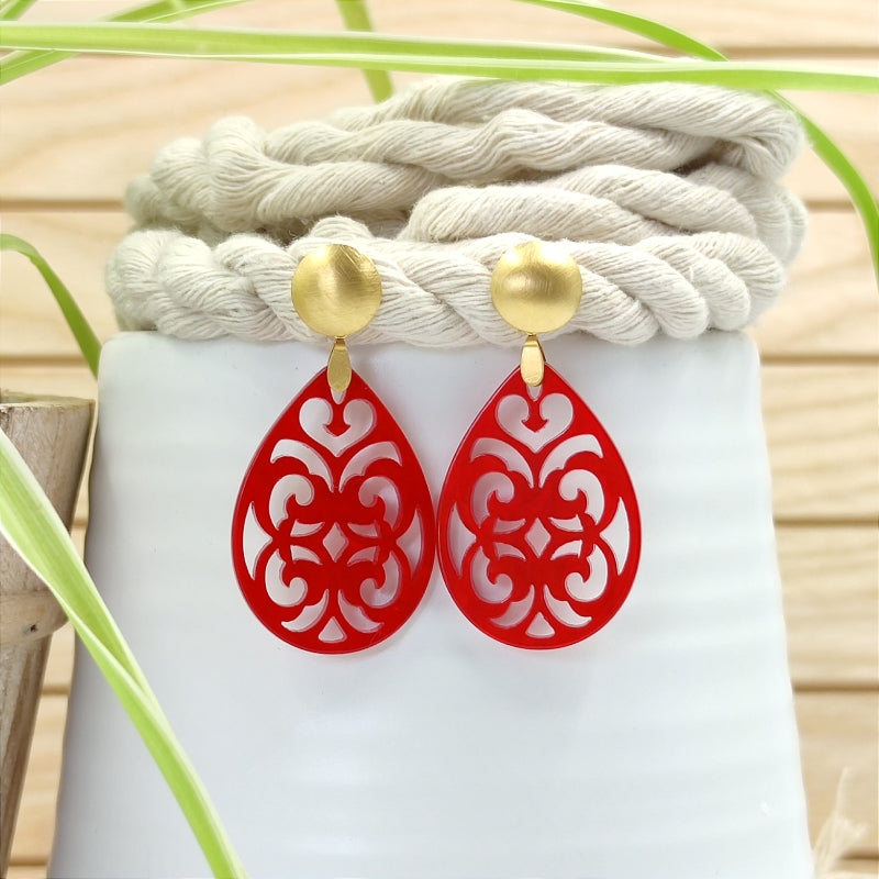 Der Ohrring Marie von LeFah Design ist der perfekte Trachtenschmuck in edlem rot. Federleicht, angenehm zu tragen und gut verträglich – ideal für empfindliche Haut. Ob Alltag oder Festtag, dieser Schmuck verbindet Tradition mit modernem Stil. Handgefertigt in Österreich, mit sicherer Zahlung und schnellem Versand – ein Accessoire, das Trachtenmode vollendet!