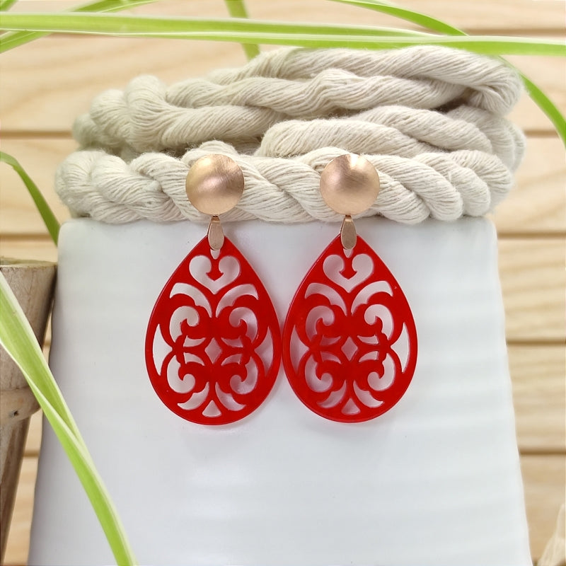 Der Ohrring Marie von LeFah Design ist der perfekte Trachtenschmuck in edlem rot. Federleicht, angenehm zu tragen und gut verträglich – ideal für empfindliche Haut. Ob Alltag oder Festtag, dieser Schmuck verbindet Tradition mit modernem Stil. Handgefertigt in Österreich, mit sicherer Zahlung und schnellem Versand – ein Accessoire, das Trachtenmode vollendet!