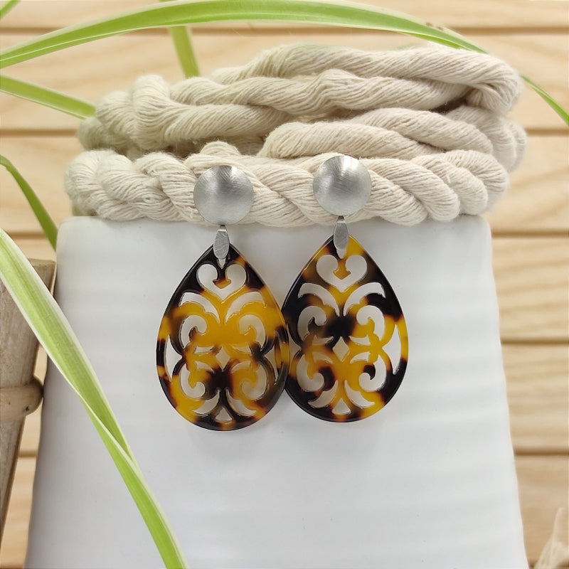 Der Ohrring Marie von LeFah Design ist der perfekte Trachtenschmuck in edler Horn Optik - Schildpatt . Federleicht, angenehm zu tragen und gut verträglich – ideal für empfindliche Haut. Ob Alltag oder Festtag, dieser Schmuck verbindet Tradition mit modernem Stil. Handgefertigt in Österreich, mit sicherer Zahlung und schnellem Versand – ein Accessoire, das Trachtenmode vollendet!