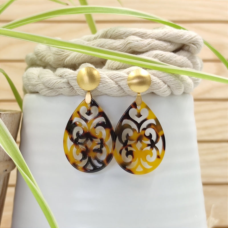 Der Ohrring Marie von LeFah Design ist der perfekte Trachtenschmuck in edler Horn Optik - Schildpatt . Federleicht, angenehm zu tragen und gut verträglich – ideal für empfindliche Haut. Ob Alltag oder Festtag, dieser Schmuck verbindet Tradition mit modernem Stil. Handgefertigt in Österreich, mit sicherer Zahlung und schnellem Versand – ein Accessoire, das Trachtenmode vollendet!